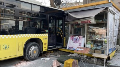 İstanbul'da facianın eşiğinden dönüldü! İETT otobüsü Halk Ekmek büfesine daldı