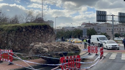 İstanbul'daki tarihi surdan kopan parça yola düştü