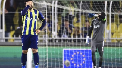 Kadıköy 'Ali Koç istifa,  yönetim istifa' tezahüratlarıyla yıkıldı: Fenerbahçe,  Slavia Prag'a yenildi
