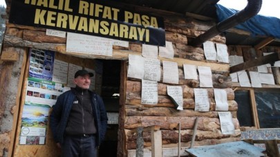 "Kervansaray" dediği kulübesinin kapısını yolcular için 24 saat açık bırakıyor