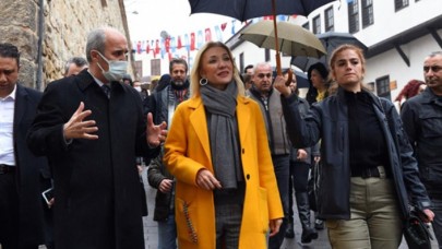 Koruma polisine şemsiye tutturmasıyla tepki çeken Bakan Ersoy'un eşi Pervin Ersoy sessizliğini bozdu