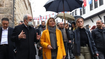 Kültür Bakanı Mehmet Nuri Ersoy'un eşi Pervin Ersoy'dan tepki çeken hareket: Polise şemsiye tutturup çantasını taşıttı