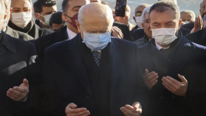 MHP Lideri Bahçeli'nin toplantı öncesi ilk durağı oldu: Dua edip karanfil bıraktı