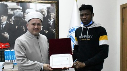 Müslüman arkadaşlarının arasındaki samimiyetten etkilenerek İslamiyet'i seçti