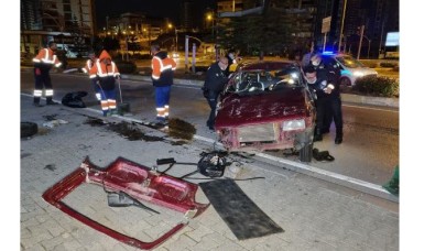 Refüje çarpan otomobil ters döndü! Polis Ahmet Bulut  öldü