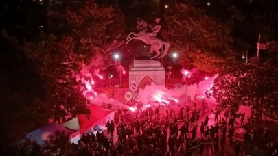 Samsun sabaha kadar uyumadı! Samsunsporlu taraftarlar,  Atatürk anıtında meşalelerle nöbet tuttu: Bu saygısızlığı asla affetmiyoruz!