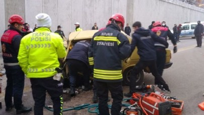 Sivas'ta işçi servisiyle otomobil çarpıştı: Cengiz Çevikoğlu öldü