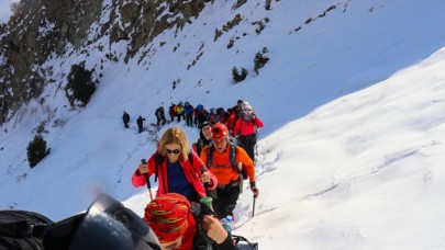 Türkiye ve Azerbaycan'dan dağcılar Hocalı şehitleri için Haça Dağı'na tırmandı