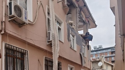 Üsküdar'da 3 katlı binanın üst katında patlama!