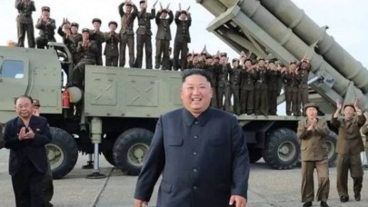 Bir bu eksikti! Kim Jong Un kıtalararası balistik füzeyi ateşledi,  peşinden bakın hangi ülkeyi tehdit etti?