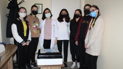 Biyoloji öğretmeni,  kuluçka makinesinde civciv üreterek ders anlatıyor