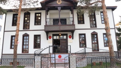 Çocukların çıkmak istemediği kütüphaneye anneler de müdavim oldu