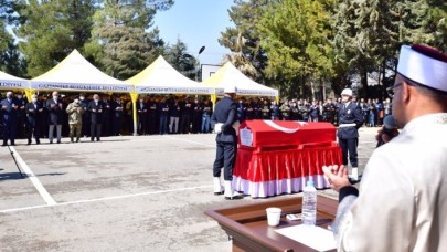 Gözyaşları sel oldu: Polis Barış Yılmaz ile ikizlere hamile eşi Şeyma Yılmaz toprağa verildi