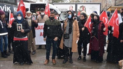 Hakkari'de terör mağduru aileler HDP İl Başkanlığı önündeki eylemini sürdürdü