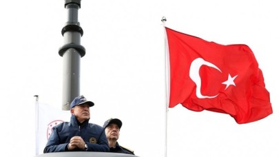 İlk atış Bakan Akar'dan: Milli torpido ile tam isabet