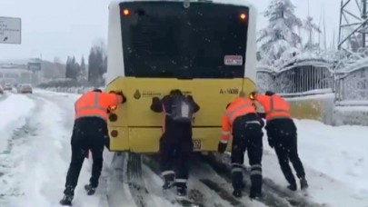İstanbul'da rampayı çıkamayan İETT otobüsünü belediye ekipleri itti