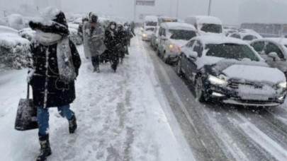 İstanbul'da kar yağışı sürüyor: Valilik yeni yasağı açıkladı
