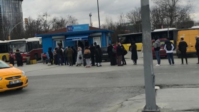 İstanbulkart’ını yenilemek isteyen vatandaşların kuyruk çilesi