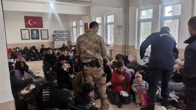 İzmir'de yasa dışı geçiş hazırlığındaki 222 düzensiz göçmen yakalandı