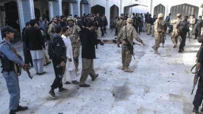 Pakistan'da camiye düzenlenen bombalı saldırıda en az 30 kişi öldü