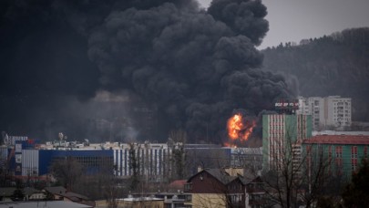 Rusya,  Polonya sınırındaki Lviv'i de vuruyor: Şehirden dumanlar yükseliyor