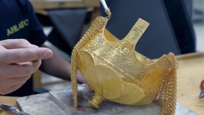 Sultan Alparslan'ın miğferinin kopyası üç kilogram altın kullanılarak yapıldı