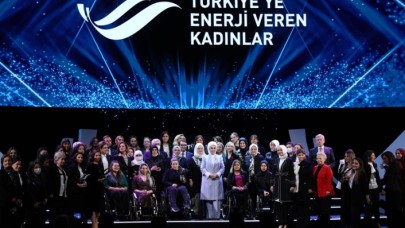 'Türkiye'ye Enerji Veren Kadınlar' ödüllerini aldı
