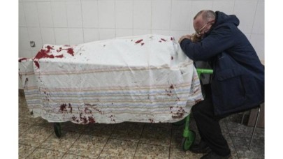 Ukrayna'dan yürek yakan görüntü! Savaşta ölen oğluna sarılıp ağladı