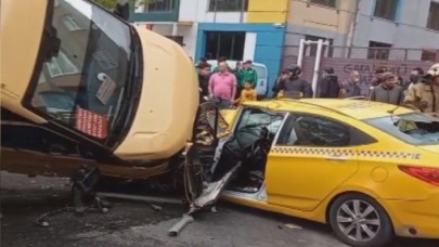 Akıl almaz  kaza!Minibüs taksinin üstüne devrildi
