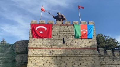 Azerbaycan Karabağ'ın sembol şehri Şuşa' zaferini kutluyor