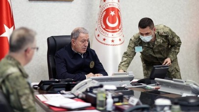 Bakan Akar'ın Kara Kuvvetleri Harekat Merkezi'ndeki yoğun mesaisi