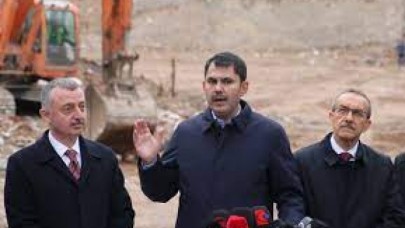 Bakan Kurum,  Kocaeli'de halka söz verirken,  Büyükşehir Belediye Başkanı Tahir Büyükakın itiraz etti: Taahhüttünüz olmasın,  çalışmamız yok!