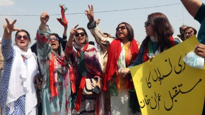 Başbakan Han,  ABD'yi suçladı: Pakistan'da meclis feshedildi,  halk sokakta!