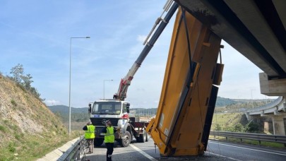 Beykoz'da inanılmaz kaza:Kamyonun dorsesi çarptığı viyadükte asılı kaldı