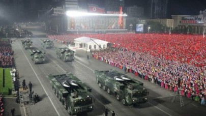 Bir bu eksikti? Kuzey Kore,  menzili ABD'ye kadar uzanan füzesini sergiledi,  Kim dünyaya meydan okudu
