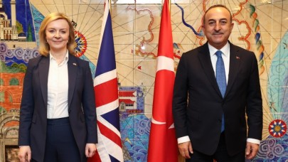 Çavuşoğlu,  toplantı öncesi İngiltere Dışişleri Bakanı Liz Truss ile biraraya geldi