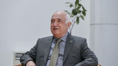 Cemil Çiçek,  27 Nisan e-muhtırasına karşı demokrasiye sahip çıkılan günü anlattı