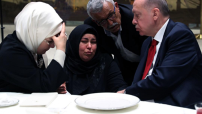Cumhurbaşkanı Erdoğan ve eşi kadınlarla iftar yemeğinde buluştu: Bu kare yürek parçaladı