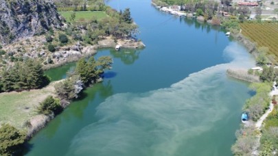 Dalyan kanalının rengi çamur ve sazlık nedeniyle değişti