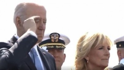Dünya bu görüntüyü konuşuyor: Joe Biden,  ayakta uyuyakaldı!