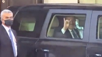 Ermeni göstericilerin protestosuyla karşılan Bakan Çavuşoğlu 'Bozkurt işareti' ile karşılık verdi