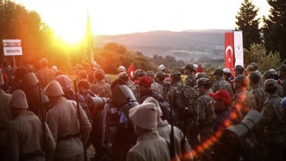 Gelibolu'daki '57. Alay Vefa Yürüyüşü'ne binlerce genç katıldı