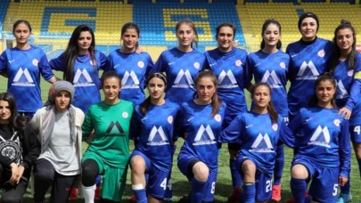 "Gelinlik yerine forma giyen" kızlar namağlup şampiyonluğa ilerliyor