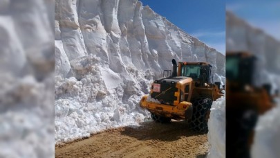 Hakkari'de yayla yolunda 8 metrelik karla mücadele