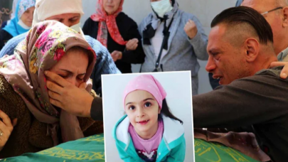 Hollanda'dan tatile gelmişlerdi,  İzmir'de yemek zehir oldu! Ece Melisa Mercankaya öldü,  anne Hasret Mercankaya ve Ege Mercenkaya tedavi altında