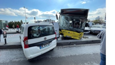 Seyir halindeyken şoförünün kalp krizi geçirdiği İETT otobüsü 6 araca çarptı