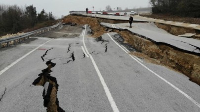 Karadeniz'i İstanbul'a bağlayan yol çöktü
