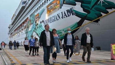 Kuşadası'na 2 kruvaziyerle bin 114 turist geldi