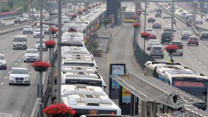 Metrobüs arızalandı yolcular duraklarda yoğunluk oluşturdu