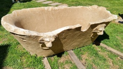 Operasyonda ele geçirilen antik küvet,  Afrodisyas'ta